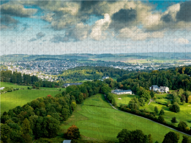 Campingplatz, Golfplatz und Blick über die Stadt Brilon