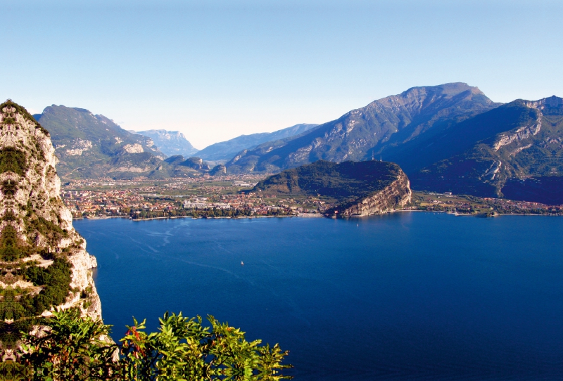 Blick auf das Nordufer mit Doss Brione, Gardasee