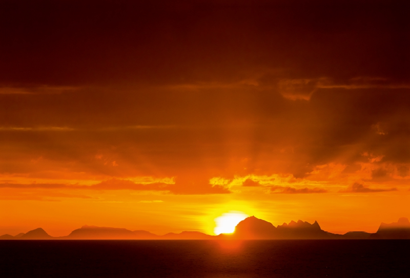 Sonnenaufgang über den Bergen von Bodø, Norwegen