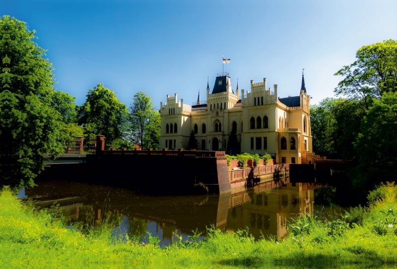 Schloss Evenburg - Gesamtansicht vom Park