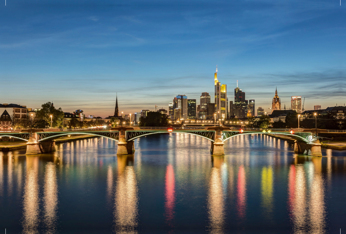 Skyline Frankfurt und Ignatz-Bubis-Brücke