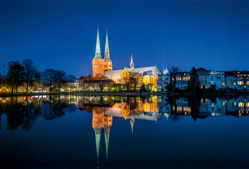 Dom zu Lübeck mit Spiegelung auf dem Mühlenteich