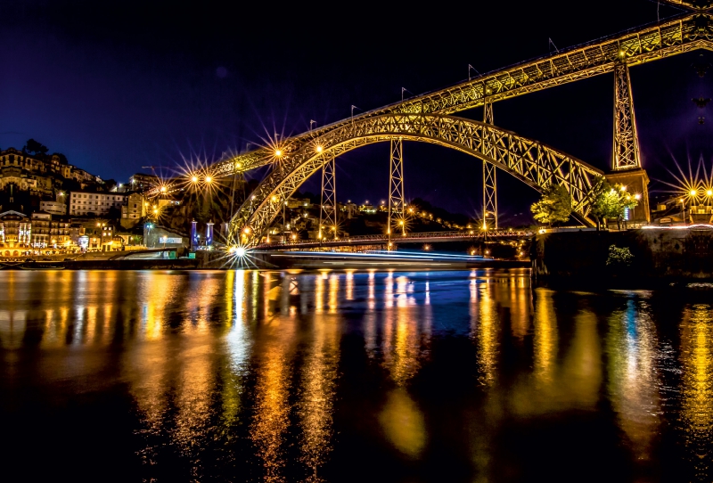 Die Brücke Dom Luís I in Porto über den Douro