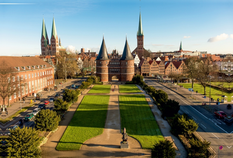 Holstentorplatz mit St. Marien und St. Petri