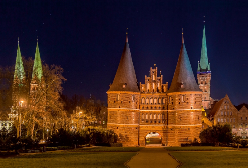 Holstentor bei Nacht