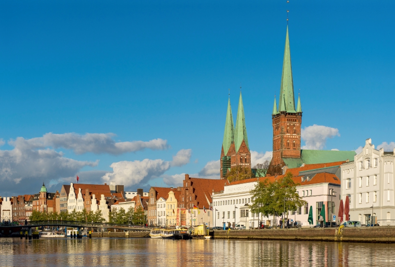 Blick von der Trave auf die Altstadt