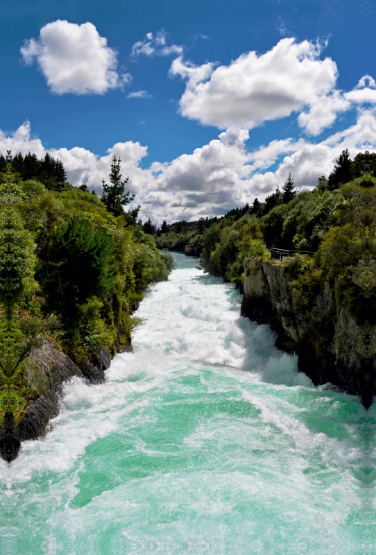 Der Huka Fluss  Wasserfall in Neuseeland  Wasserkraft der Natur