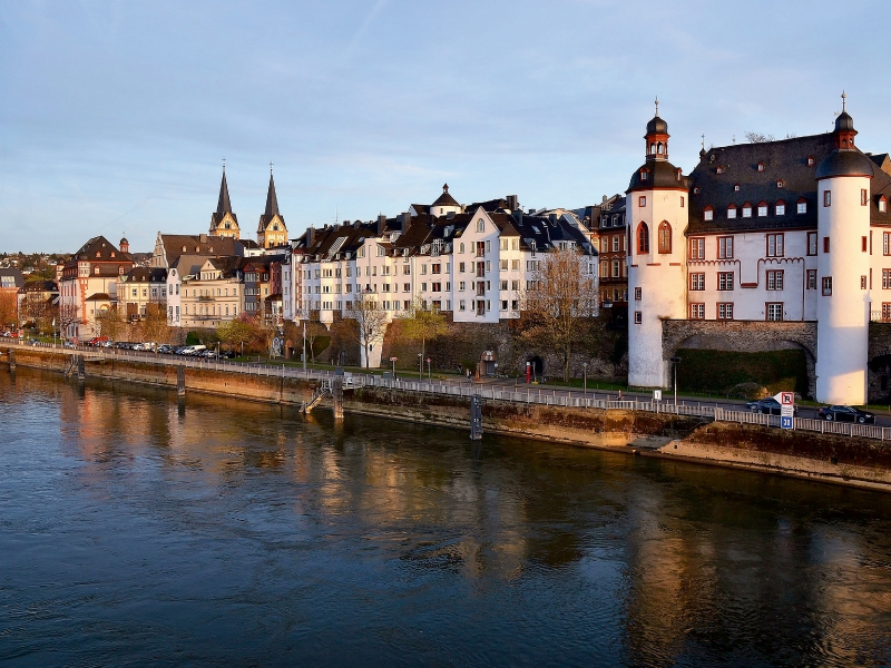 Koblenz - Das Altstadtufer im warmen Abendlicht.