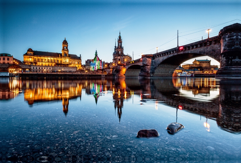 Niedrigwasser am Elbufer  Dresden