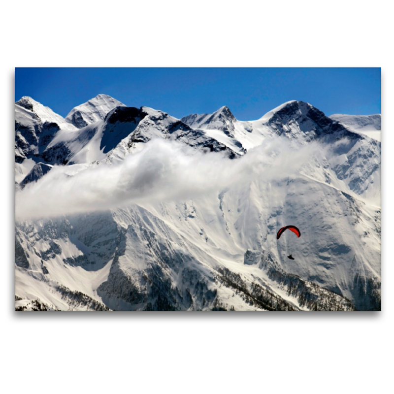 Paragleiter vor den Hohen Tauern