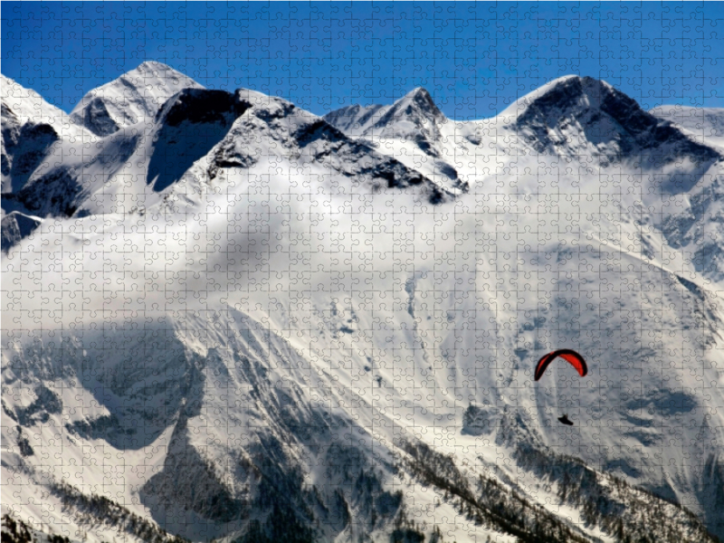 Paragleiter vor den Hohen Tauern