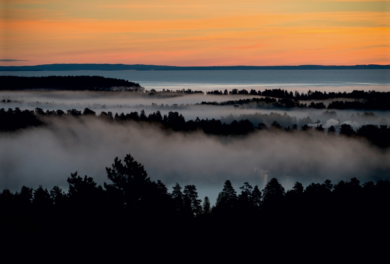 Blick von Klintens Utsikt auf Karlsborg am Vätternsee beim Sonnenaufgang, Schweden