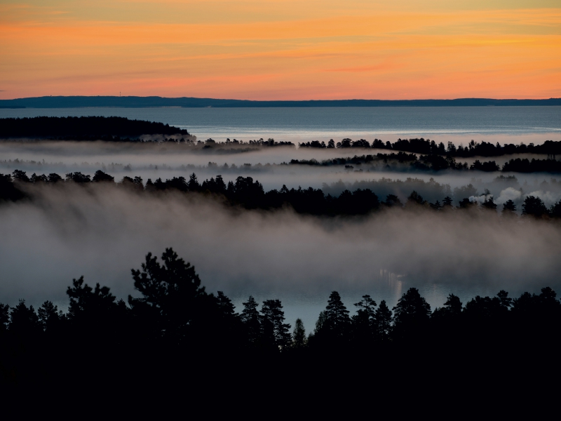 Blick von Klintens Utsikt auf Karlsborg am Vätternsee beim Sonnenaufgang, Schweden