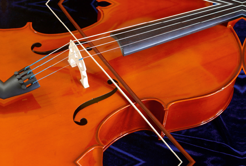 Cello mit Bogen