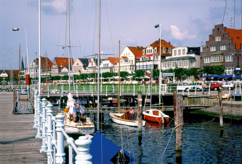 Kaiserbrücke mit Ortsansicht Travemünde