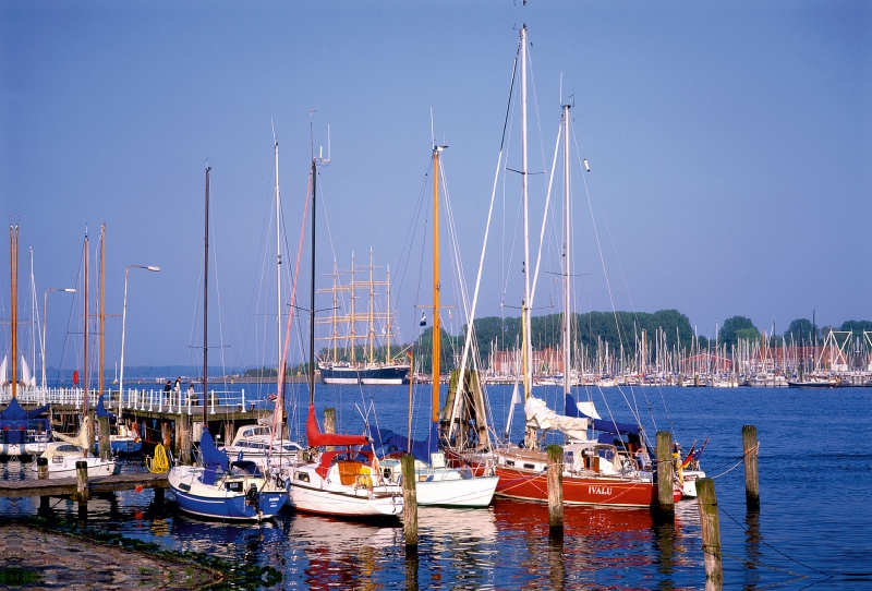 Hafen Travemünde, im Hintergrund die Passat