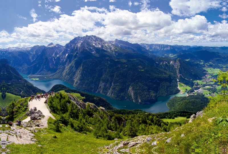 Der Königssee im Berchtesgadener Land – Panoramablick vom Jenner in 1,874 m Höhe.