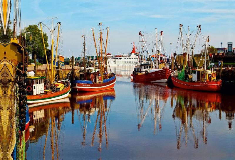 Krabbenkutter im Hafen von Neuharlingersiel