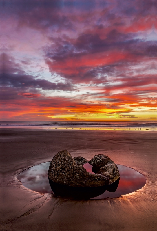 Magischer Augenblick bei den Moeraki Boulders, Neuseeland