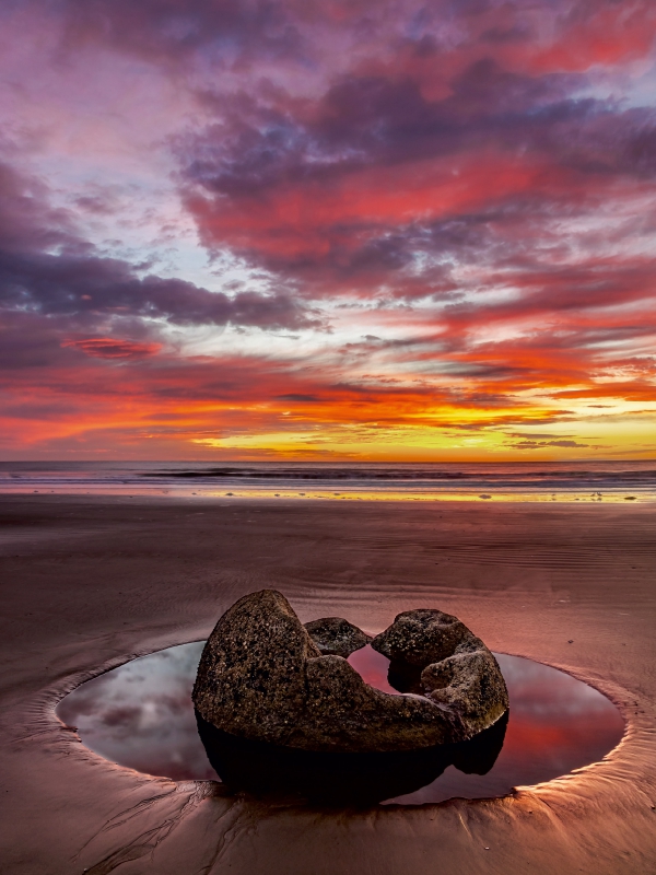 Magischer Augenblick bei den Moeraki Boulders, Neuseeland