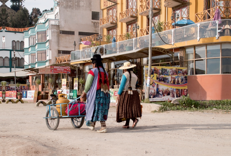 Indigene Frauen in traditioneller Kleidung in Copacabana am Titicacasee