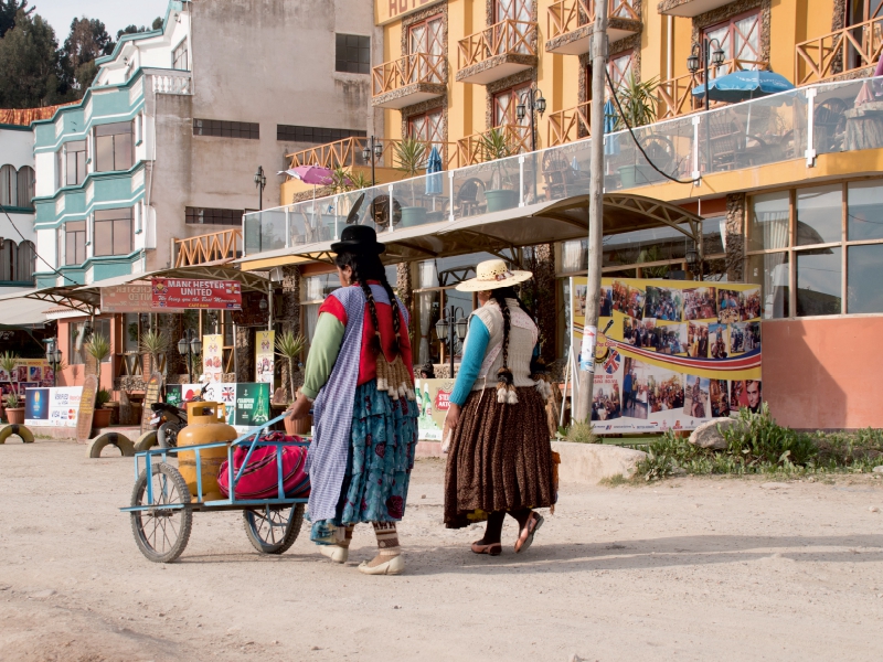 Indigene Frauen in traditioneller Kleidung in Copacabana am Titicacasee