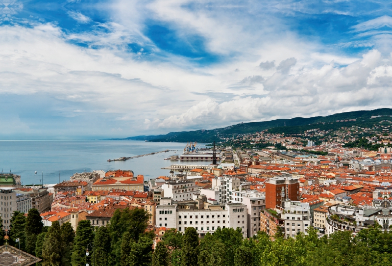 Triest, Blick über die Stadt zum Hafen