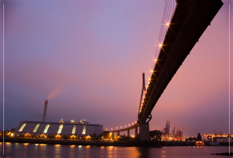 Die Köhlbrandbrücke in der Dämmerung