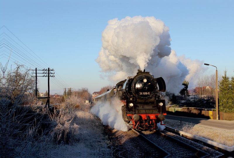 In Weißwasser konnte 35 1019 an einem schönen Dezembervormittag aufgelauert werden.