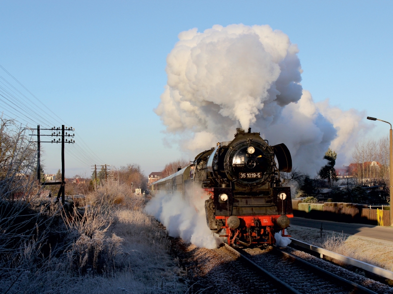 In Weißwasser konnte 35 1019 an einem schönen Dezembervormittag aufgelauert werden.