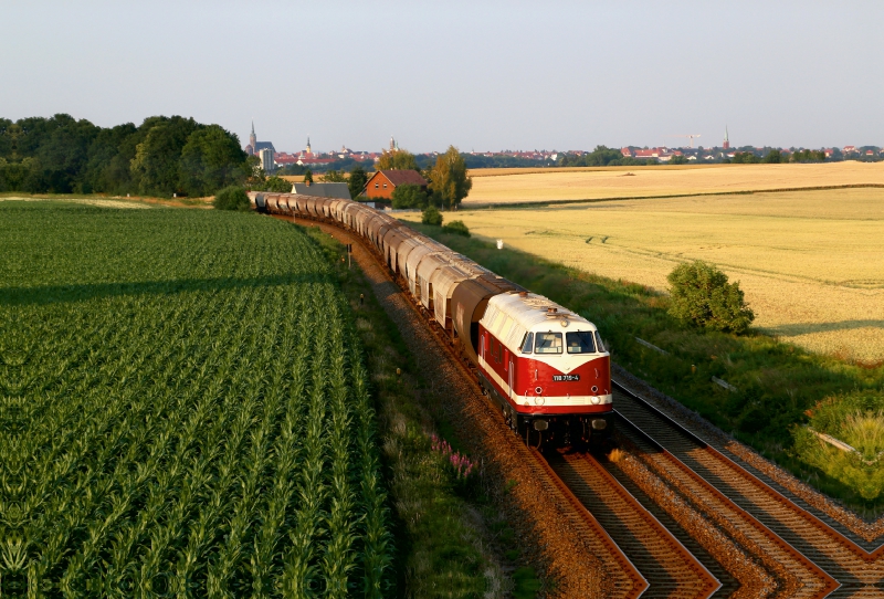 118 719 arbeitet sich die Steigung hinter Bautzen herauf, um ihren Zug nach Dresden zu befördern.