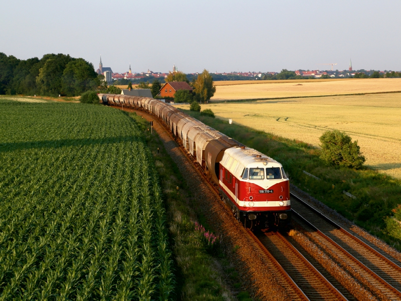 118 719 arbeitet sich die Steigung hinter Bautzen herauf, um ihren Zug nach Dresden zu befördern.