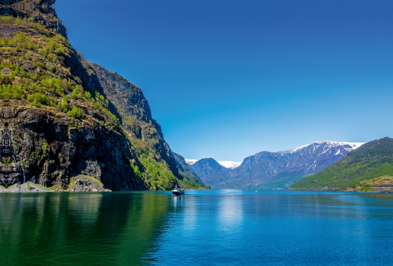 Ein Schiff im Sognefjord bei Flam