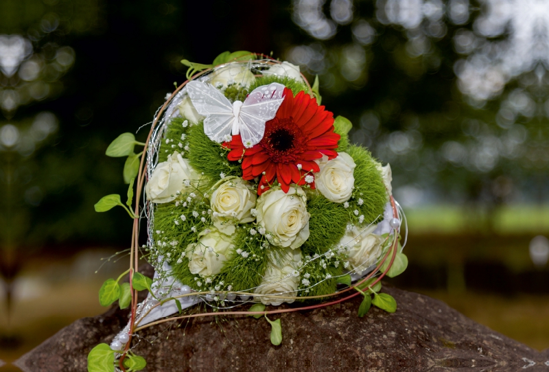 Herz aus Rosen mit roter Gerbera