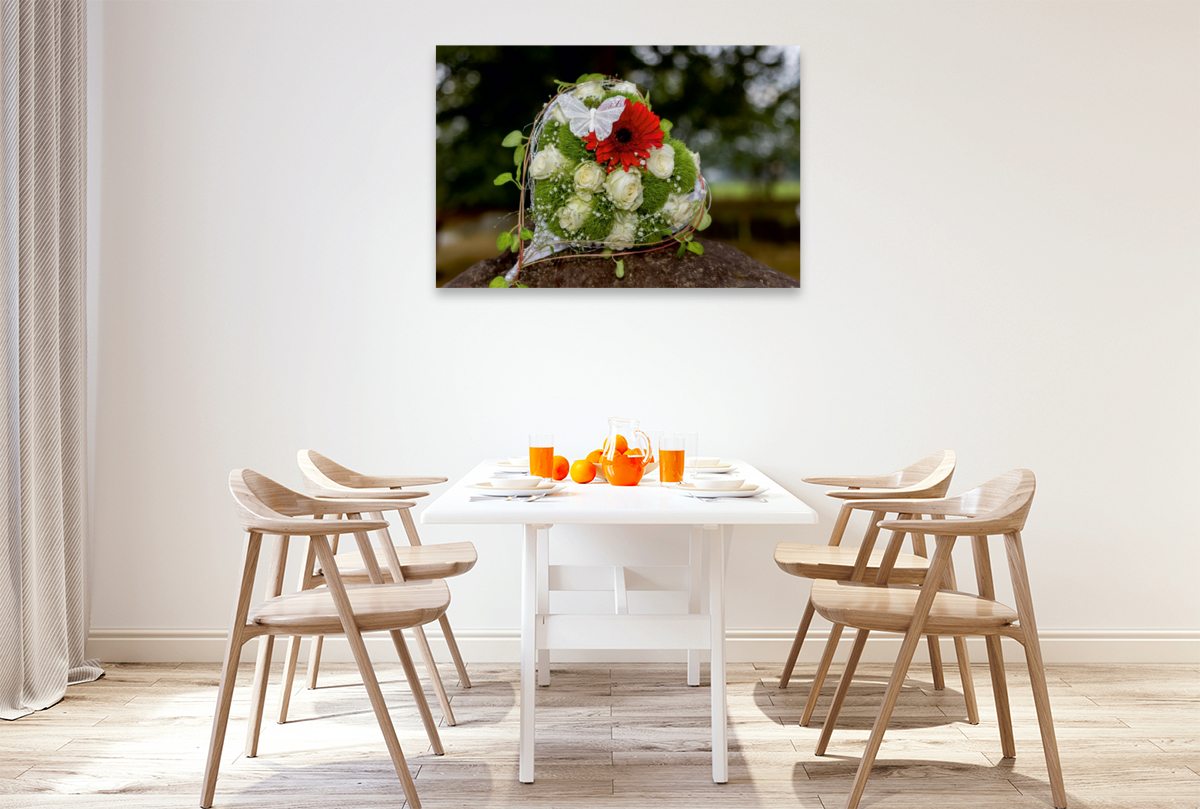 Herz aus Rosen mit roter Gerbera