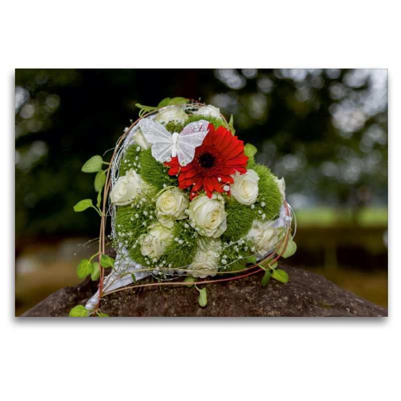 Herz aus Rosen mit roter Gerbera