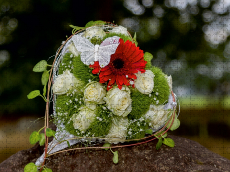 Herz aus Rosen mit roter Gerbera