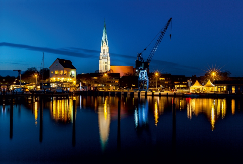 Stadthafen und St.-Petri-Dom zu Schleswig bei Nacht