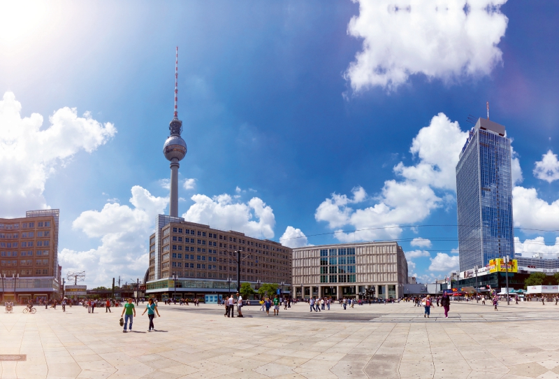 Der Alex! – Blick auf den Alexanderplatz und dem Berliner Wahrzeichen, dem Fernsehturm.