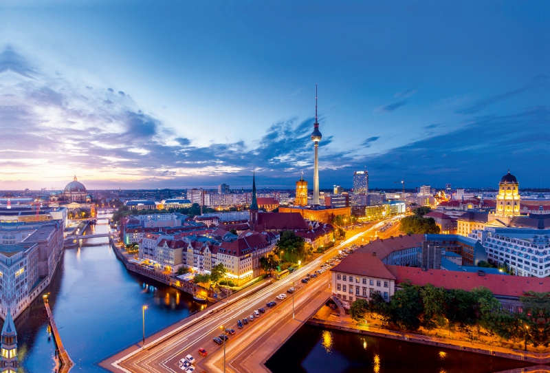 Berlin City Skyline – Panoramablick von der Fischerinsel über die pulsierende Hauptstadt.