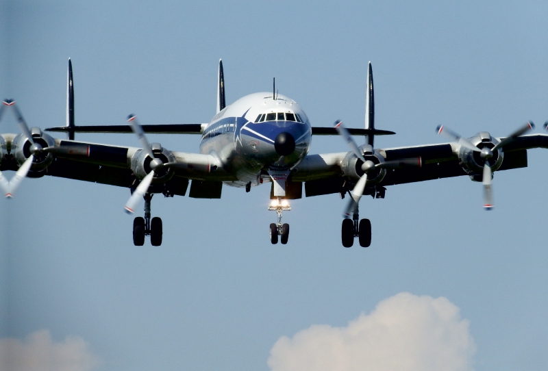 Lockheed Super Constellation im Endanflug auf den Speyerer Flugplatz