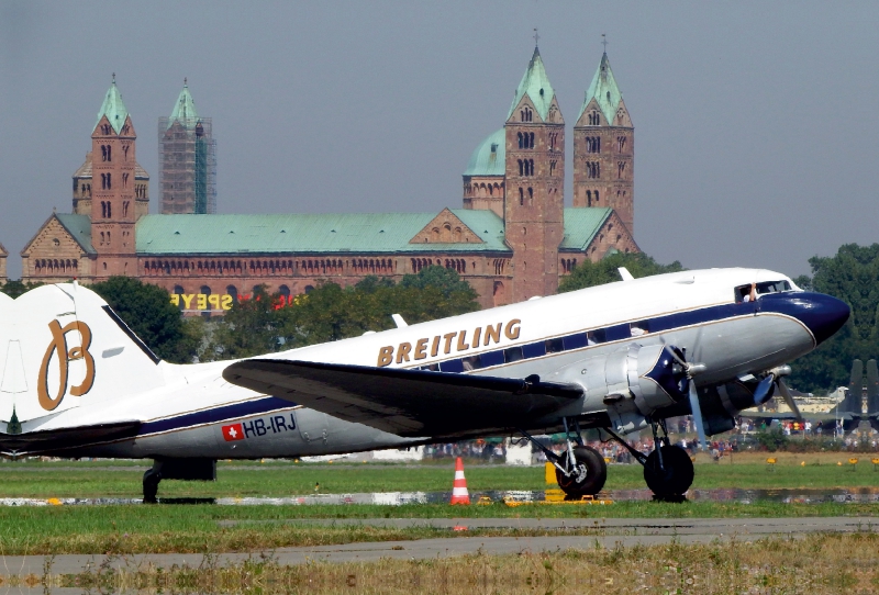 Douglas DC 3 vor dem Dom zu Speyer