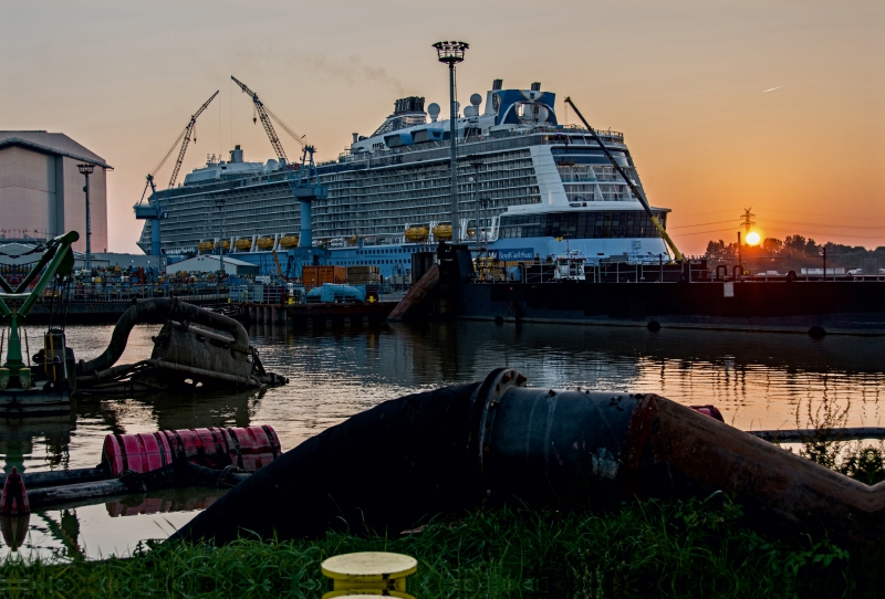 Meyer Werft von der Seeschleuse aus