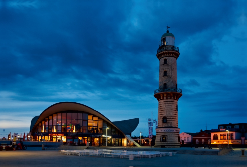 Alter Leuchtturm und Teepot in Rostock Warnemünde