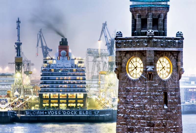 Kreuzfahrtschiff im Dock in Hamburg