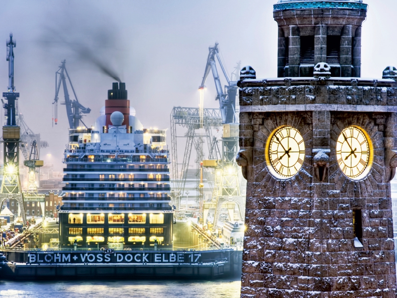 Kreuzfahrtschiff im Dock in Hamburg