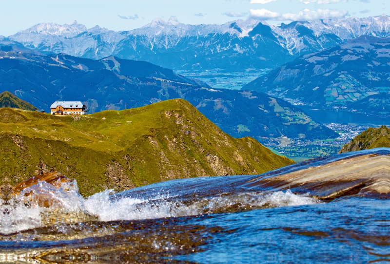 Gletscherbach mit der Krefelderhütte