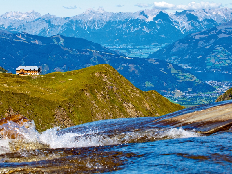 Gletscherbach mit der Krefelderhütte