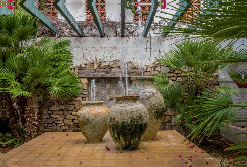 Amphoren in einem andalusischen Patio in Conil