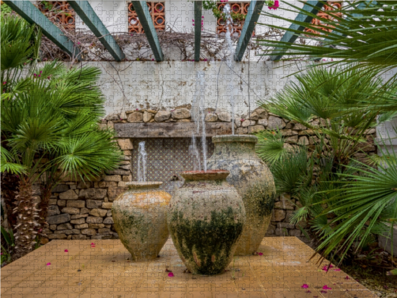 Amphoren in einem andalusischen Patio in Conil